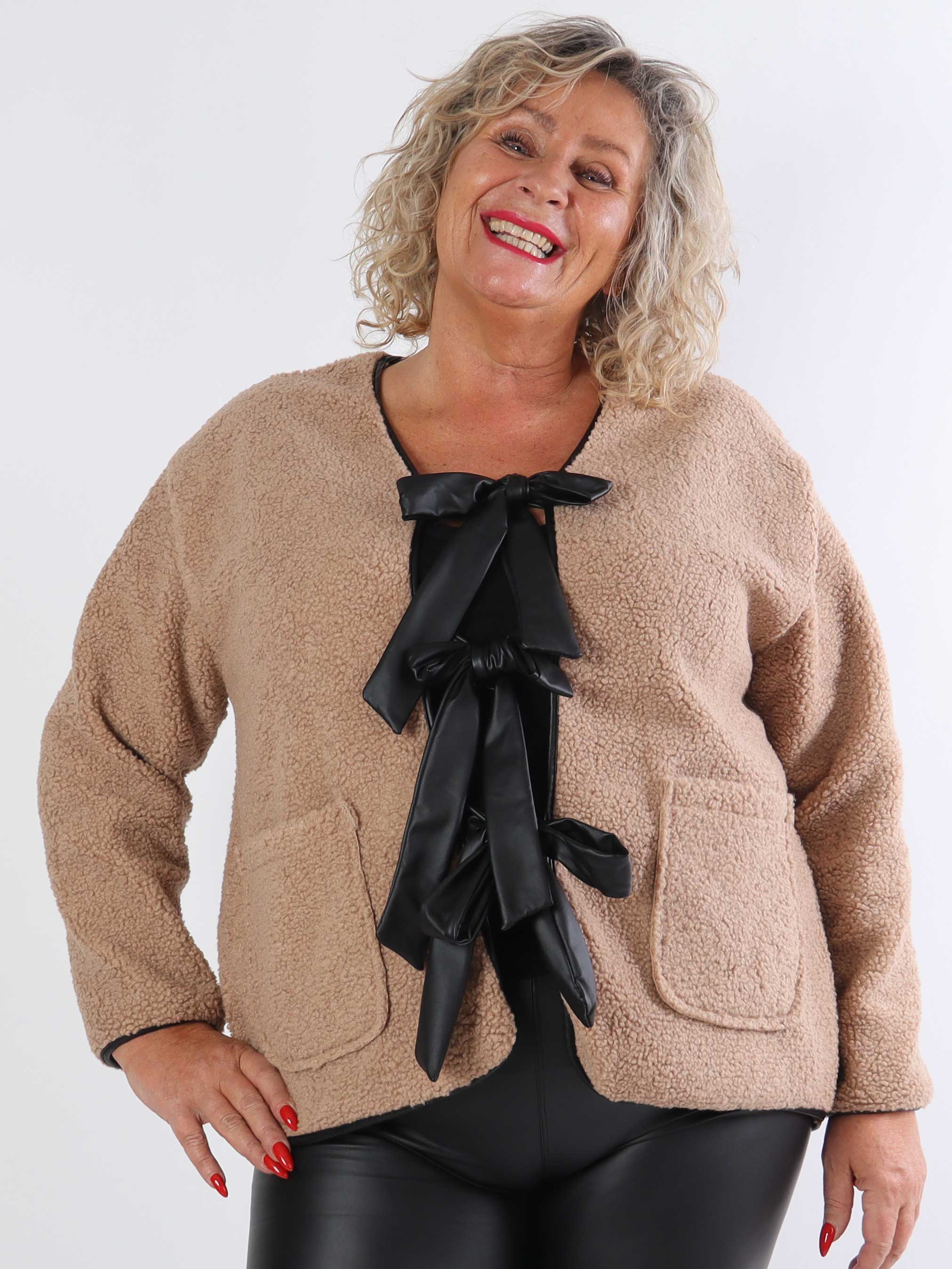Danya - Plus size fleece cardigan med læderlook sløjfer